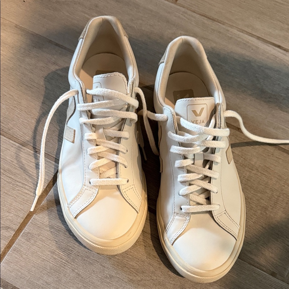 Veja White Leather Low-Top Sneakers, Women’s size 10 in excellent condition